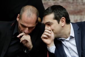 Yanis Varoufakis (t.v.) og Alexis Tsipras har været våbenbrødre i konfrontationen med Grækenlands kreditorer, men mandag morgen at Varoufakis trådt tilbage fra posten som finansminister.
