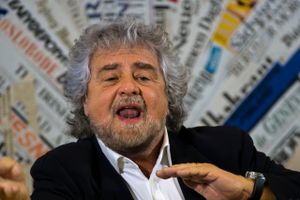 Beppe Grillo, lederen af Femstjernebevægelsen, lægger op til en folkeafstemning om Italiens udtræden af eurosamarbejdet, hvis italienerne søndag den 4. december siger nej til fundamentale ændringer af forfatningen. Foto: AP/Domenico Stinellis
