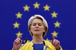 EU vil tvinge forbrugere til at bruge mindre strøm og tage penge fra de energiselskaber, der høster rekordoverskud fra de høje elpriser. Dansk Erhvervsliv advarer mod konsekvenserne. 