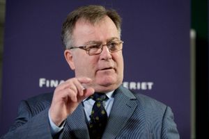 Center for Cybersikkerhed skal have bedre mulighed for at beskytte mod cyberangreb, og det kræver ny lovgivning, mener forsvarsministeren. Ansvaret for arbejdet med it-sikkerhed ligger dog ikke kun hos én myndighed, slår ministeren fast, der ønsker mere åbenhed fra private virksomheder.