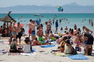 Der er stadig trængsel på strandene på Mallorca. Men spanierne er begundt at mærke en stigende konkurrence fra Tyrkiet og Nordafika. Foto: Jens Kalaene/picture-alliance/dpa/AP Images