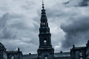 Flyt statslige arbejdspladser fra hovedstaden til provinsen, så der kan skabes aktivitet i hele landet. Det har i flere år været budskabet fra både Socialdemokratiet og Venstre. Men trods hensigterne og udflytninger i tusindvis er det København, som på bundlinjen har haft den største tilvækst i antallet af statslige job. 
