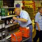 Seniorer risikerer oven på årets kursfald på aktier og obligationer at måtte udskyde deres folkepension, hvis de vil have samme pensionsformue som før. Billedet er fra Netto i Tårnby. Foto: Jens Dige