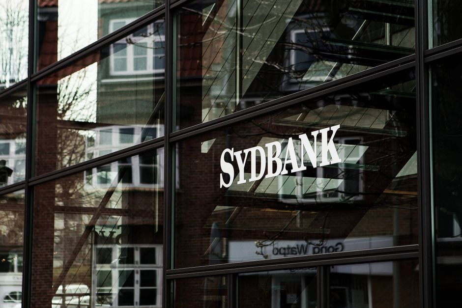 Sydbank A/S og Coop amba har indgået aftale om, at Sydbank køber Coop Bank A/S. Den foreløbigt opgjorte købesum lyder på 345 mio. kr.