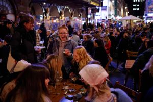 Mandag genåbnede pubberne i Storbritannien for udendørsservering, og det blev fejret som her i Soho i London. Foto: AFP/Tolga Akmen     