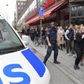 Flere personer på stedet er rystede over det formodede terrorangreb i Stockholm. Foto: Jessica Gow/TT/AP