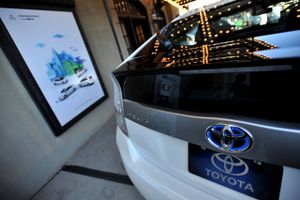 Salget Toyotas hybridbil Prius er dalet i USA efter lavere benzinpriser igen har gjort det attraktivt at købe benzinslugende biler. Foto: Eric Reed/Environmental Media Association via AP