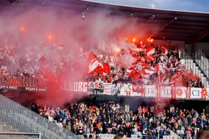 Aabs fans fyrer den af under superligakampen mellem AGF og AaB i Aarhus lørdag den 17. september 2022. Foto: Bo Amstrup/Ritzau Scanpix