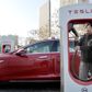 Nye Tesla-ejere skal efter nytår betale gebyrer for at bruge de såkaldte Superchargere. Medmindre de nye Tesla-ejere kan holde sit forbrug af bilen på et meget lavt niveau. Foto: AP