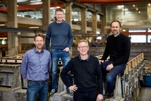 De fire Confac-stiftere får del i det tocifrede millionresultat, som betonelementvirksomheden har præsteret i 2016/17. Også medarbejderne får en bid af udbyttet. Fra venstre ses de fire stiftere, Hans Verner Lind, Frank Laursen, Peter Adamsen og til sidst Erling Holm, som er adm. direktør. Foto: PR