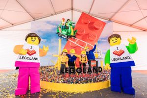 Kirkby og Merlin har taget første spadestik til et nyt stort Legoland ved Shanghai i Kina. Foto: Legoland