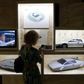 Her ses en udstilling fra Barbican Centre i London, hvor man kunne se modeller af James Bonds Lotus Esprit brugt i filmen "Spionen der elskede mig". I dag ejer Elon Musk fra Tesla den rigtige Lotus med finner. Foto: AP Photo/Sang Tan