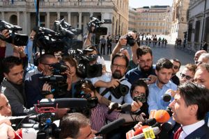Italiens premierminister Giuseppe Conte møder pressen i rom fredag, dagen efter hans regering vedtog at køre med markante underskud og samtidig satte en markedsbevægelse i gang, der betyder at renten på landets statsobligationer nu nærmer sig Grækenlands. Foto: Maurizio Brambatti/AP