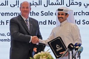 Ryan Lance, adm. koncernchef for det amerikanske olieselskab ConocoPhillips, efter kontraktunderskrivelsen med Qatars energiminister Saad Sherida al-Kaabi, der tillige er adm. direktør for statsselskabet QatarEnergy. Kontrakten indebærer, at QatarEnergy frem til 2040'erne skal levere store mængder flydende naturgas til Tyskland med ConocoPhillips som mellemmand. Foto: AFP/Karim Jaafar  