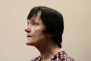 Anklagemyndigheden kæmper videre i retssystemet for at få beslaglagt 67-årige Britta Nielsens pension, efter at hun sidste år blev dømt for omfattende svindel i Socialstyrelsen. 