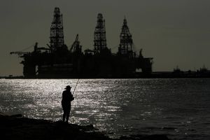 Som symboler på oliepriskrigen og coronakrisen ligger store offshore-borerigge uvirksomme hen i Den Mexicanske Golf ud for Port Aransas i Texas. Foto: AP/Eric Gay