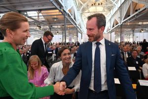 Statsminister Mette Frederiksen og statsministerkandidat Jakob Ellemann-Jensen (V) hilste på hinanden på Dansk Erhvervs årsdag. Foto: Scanpix.