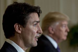 Canada premierminister har fået globale ros for at signalere, at flygtninge imodsætning til i Trumps USA er velkomne i Canada. Nu sætter de udtalelser ham under pres. Bloomberg photo by Andrew Harrer.