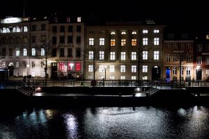 Aftenarbejde og lys i vinduerne hos konsulenthuset McKinseyi det indre København.