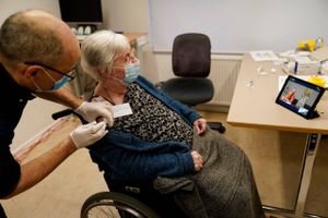 Første covid-19-vaccine gives på Omsorgscentret Kærbo i Ishøj. Foto: Mads Claus Rasmussen/Ritzau Scanpix