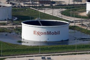 Den tropiske orkan "Harvey" satte centrale dele af olieindustrien i USA under vand, og det har en effekt på oliepriserne. Foto: AP/Aaron M. Sprecher