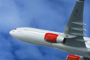 Dansk Luftfart med grøn offensiv. Opfordrer regeringen til at indføre et klimabidrag på flyrejser. Pengene skal gå til at udvikle mere bæredygtige flyvninger.