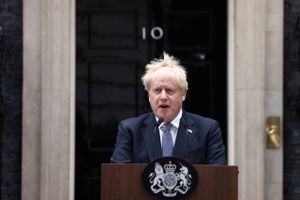 Klokken 13.30 trådte Boris Johnson frem for pressen foran Downing Street 10 og meldte klart ud. 