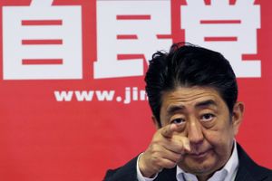 Japan premierminister peger på en journalist ved pressekonferencen efter sin overbevisende sejr ved søndagens valg. En sejr, der kan give ham mulighed for at reformere økonomien - eller omskrive landets forfatning. Foto: AP Photo/Koji Sasahara