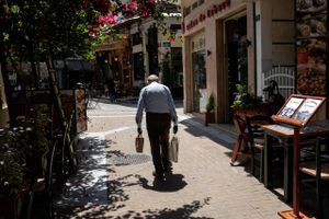 Tomme gader i Athen. Restauranterne er atter åbne, men turisterne har ikke vist sig endnu. Foto: AP/Yorgos Karahalis