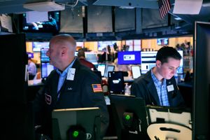 New York Stock Exchange er i gang med at spørge markedsdeltager om deres syn på at holde åbent døgnet rundt og også holde åbent i weekenden. 