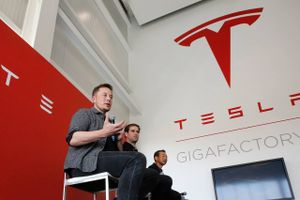 På et investormøde onsdag blev Tesla-stifter Elon Musk forgyldt med aktieoptioner til over 15 mia. kr.