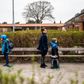 15. april genåbnede daginstitutioner og de mindste skoleklasser men nye coronakrav til, hvor længe syge børn skal holdes hjemme harmonerer ikke med forældrenes fraværsregler ved børns sygdom, påpeger Fagbevægelsens Hovedorganisation. Foto: Ólafur Steinar Gestsson/Ritzau Scanpix.