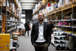 Kræn Østergaard Nielsen vælger  efter to år som adm. direktør for Coop Danmark at sætte høj fart i en forenkling af dagligvarekoncernen med færre butikskæder. Det sker i en tid med hårdt pres på indtjeningen og salget.