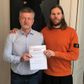 Aalborg Håndbolds direktør Jan Larsen og Mikkel Hansen med kontrakten. Foto: Aalborg Håndbold