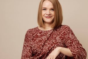 "Din Margot", en roman om en dysfunktionel finsk familie i 1980’ernes Østberlin, ligner længe en agentroman. Bogen er dog snarere en bog om mennesker, som de er flest. De sammensatte karakterer er med til at gøre ”Din Margot” til lidt af en page-turner.
