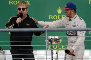 Elton John entrede sejrspodiet i afslappet påklædning for at interviewe Lewis Hamilton, da VM-titlen var i hus efter søndagens grandprix i Austin, Texas. Foto: Darron Cummings/AP