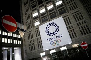 Striden om OL fortsætter. På den ene side står IOC og den japanske regering, på den anden et voksende kor af læger, erhvervsmænd, medier og almindelige mennesker. Og der er kun to måneder til faklen tændes.