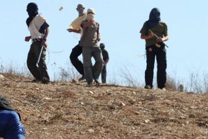 Sammenstød mellem maskerede israelske bosættere og palæstinensere ved den israelske bosættelse Assira al-Kibliya på Vestbredden. Israels fortsatte annektering af palæstinensiske områder til bosættelser har siden oprettelsen af FN’s menneskerettighedsråd givet anledning til voldsom kritik. En kritik, der nu får Israel til at boykotte rådet. 