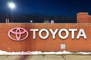Toyota har udkonkurreret GM på det amerikanske marked. Det skyldes den globale chipmangel, der stadig presser bilindustrien.