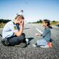 Håb midt i elendigheden, pigen og betjenten på motorvejen i Danmark. Foto: Michael Drost- Hansen/Polfoto.