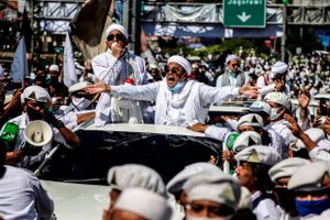 Bekymring i Indonesien over kontroversiel dommedagsprædikant, der er vendt tilbage efter at have været i selvvalgt eksil i Saudi-Arabien.