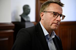 Det får ikke konsekvenser for Skatteministeriet departementschef Jens Brøchner, at renoveringen af hans sommerhus har været udført under "mistænkelige forhold", oplyser skatteminister Morten Bødskov, der dog er hård i kritikken.