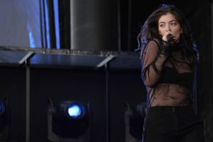 Lorde fra New Zealand er med sine 20 år en af festivalens helt unge stjerner. Hun giver koncert fredag. Foto: Charles Sykes, AP