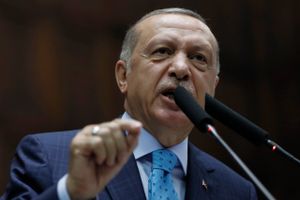 »Det tyrkiske folk skal rejse sig mod dollarens styrke og mod inflationen på samme måde, som det rejste sig ved kupforsøget i 2016,« lyder opfordringen fra præsident Erdoğan. Foto: AP/Burhan Ozbilici