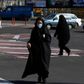 Coronavirussen har ramt Iran hårdt, og det får nu flere til at forsøge sig med farlige og uvidenskabelige behandlingsmetoder. Foto: AP Photo/Vahid Salemi