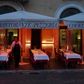På Piazza Navona i Rom venter en tjener forgæves på gæster. Det kan have lange udsigter, inden de vender tilbage. Foto: AP/Andrew Medichini