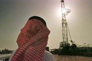 Khaled al Otaiby, an official of the Saudi oil company Aramco, watches progress at a rig at the al-Howta oil field near Howta, Saudi Arabia, on Feb. 26, 1997. Foto: AP Foto/John Moore