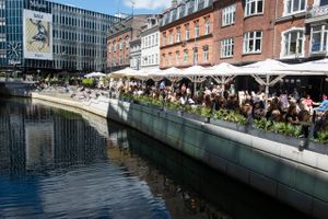 Antallet af jobopslag i marts og april vidner om et meget stærkt arbejdsmarked, lyder det fra Dansk Industri.