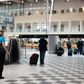 Strømmen af feriegæster med kurs mod Spanien er slut, efter Udenrigsministeriet nu fraråder ikke-nødvendige rejser til landet. I forvejen er lufthavnen – som her i Billund – tyndt befolket på grund af coronaepidemien. Foto: Marie Ravn