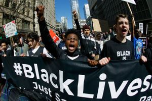 Efter mordet på George Floyd har der været utallige demonstrationer organiseret af især Black Lives Matter i USA. Ford er kommet under pres, fordi man leverer mange af de politibiler som kører i USA. Blandt andet holdt der en Ford ved siden af den officer, der havde knæet på George Floyds hals, så han blev dræbt. Foto: AP Photo/Ted S. Warren